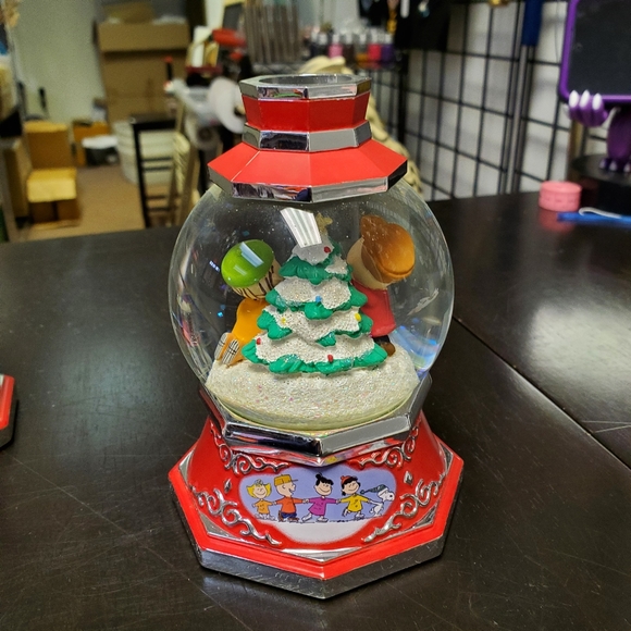 Charlie Brown and peanuts gang light up candle holders by the Bradford Exchange - Picture 9 of 11